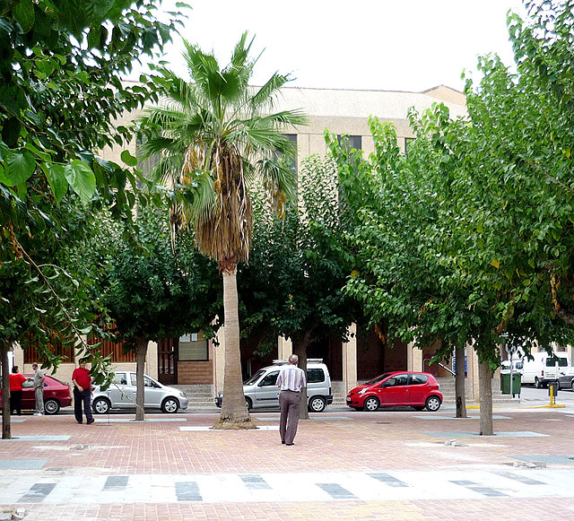 La nueva imagen de la plaza Enrique Tierno Galván, en Alguazas, da prioridad a los peatones frente al tráfico rodado y en ella se han colocado nuevos adoquines