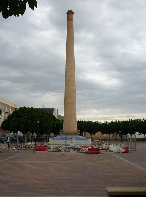 La Consejería de Obras Públicas financia el acondicionamiento del entorno de la chimenea situada junto a la plaza Enrique Tierno Galván de Alguazas