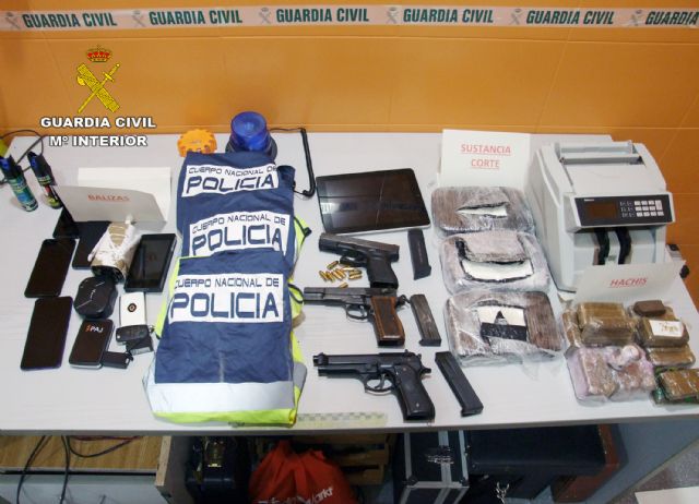 La Guardia Civil desmantela un piso franco con armas, droga y chalecos de policía